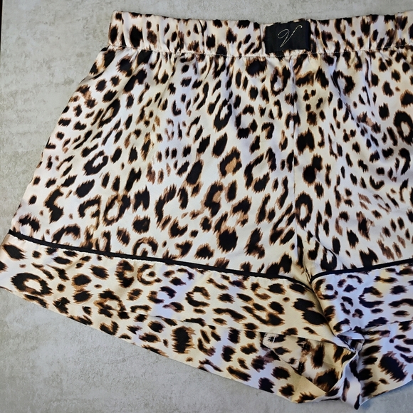 Victoria's Secret Leopard Print Pajama Shorts Womens Medium Lounge Sleepwear - Picture 2 of 9